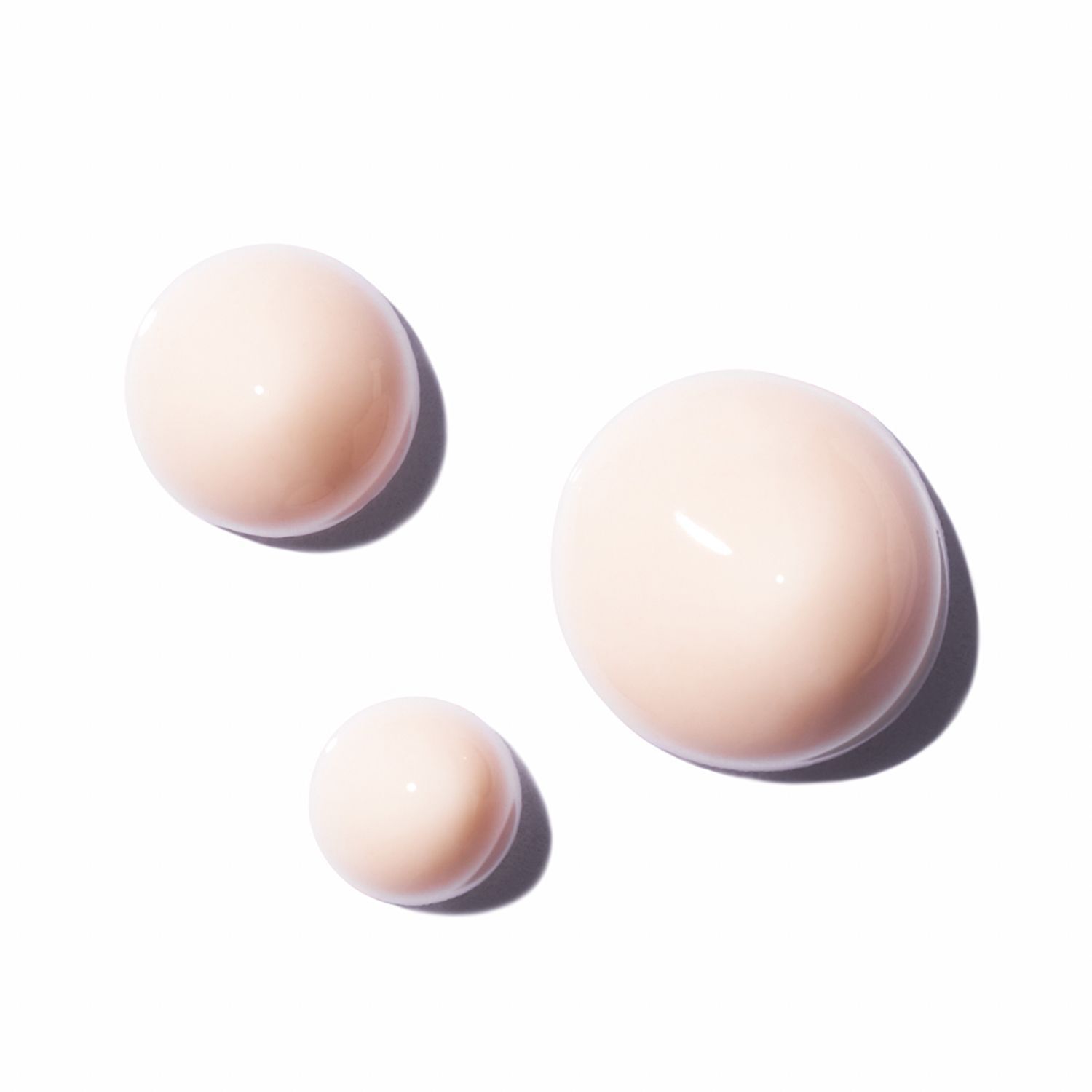 Drei Tropfen ANNEMARIE BÖRLIND Rose Nature Cooling Spa Eye Cream Gel auf weißem Hintergrund.