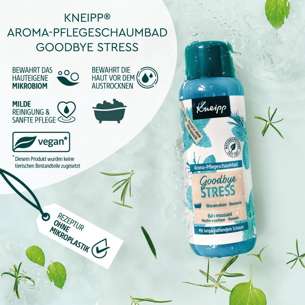 Kneipp® Aroma-Pflegeschaumbad Goodbye Stress Flasche. Türkisgrün, mit Produktnamen und Logo. Anhänger mit Text 'Rezeptur ohne Mikroplastik'.