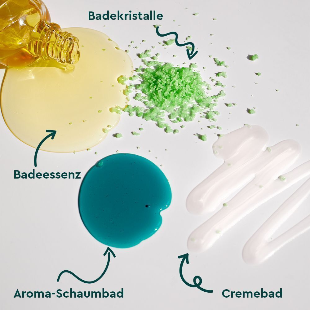 Verschiedene Wellness-Produkte: Badeessenz, Badekristalle, Aroma-Schaumbad und Cremebad. Farbliche Darstellung der Produkte auf weißem Untergrund.