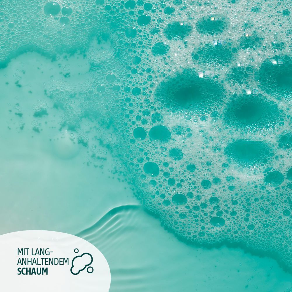 Nahaufnahme von Schaum auf türkisfarbenem Wasser. Text 'MIT LANGANHALTENDEM SCHAUM' und ein Symbol.