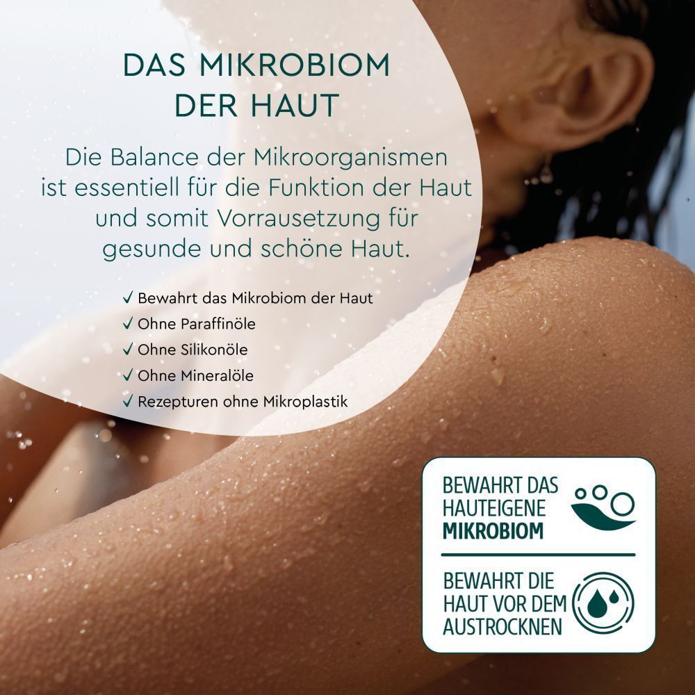 Text über das Mikrobiom der Haut. Frau berührt ihre Schulter. Logos: Bewahrt das hauteigene Mikrobiom, bewahrt die Haut vor dem Austrocknen.
