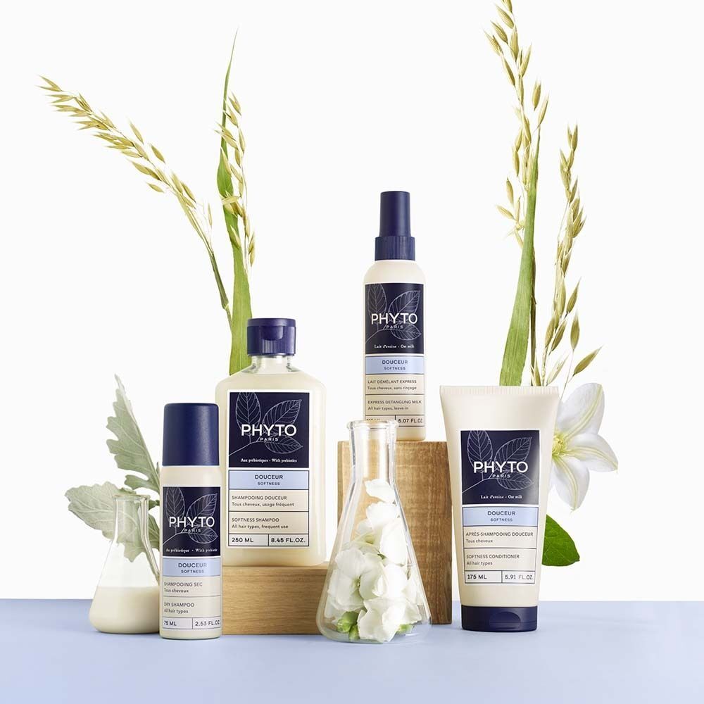 Verschiedene PHYTO PARIS Produkte. Flaschen und Tuben mit blauen Deckeln. Aufschrift: PHYTO PARIS, DOUCEUR, Trockenshampoo, Conditioner.
