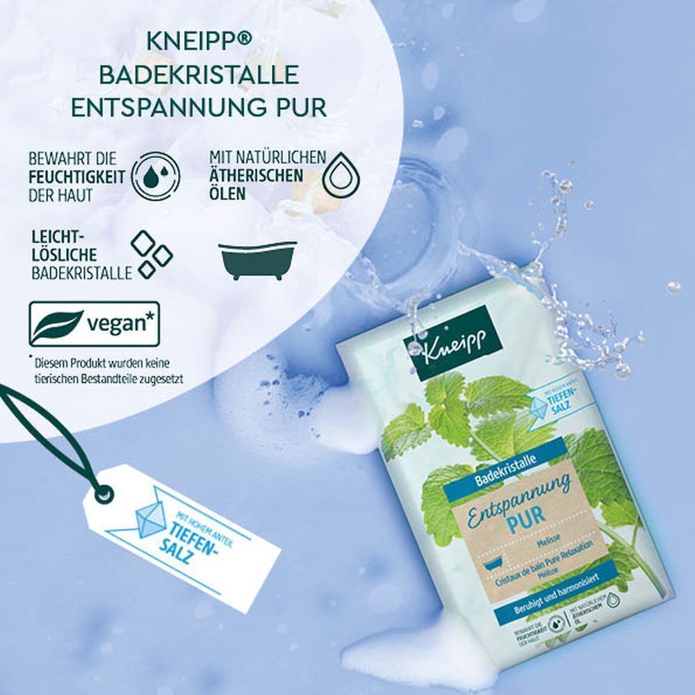 KNEIPP Badekristalle Entspannung Pur. Produktverpackung mit Wasser und Schaum. Anhänger mit Tiefensalz-Logo.