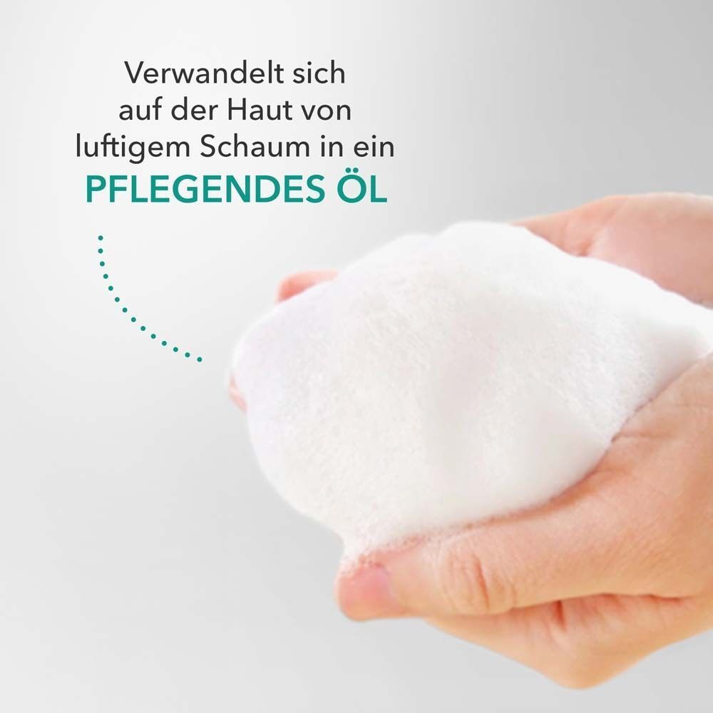 Hände halten weißen Schaum. Text: Verwandelt sich auf der Haut von luftigem Schaum in ein pflegendes Öl.