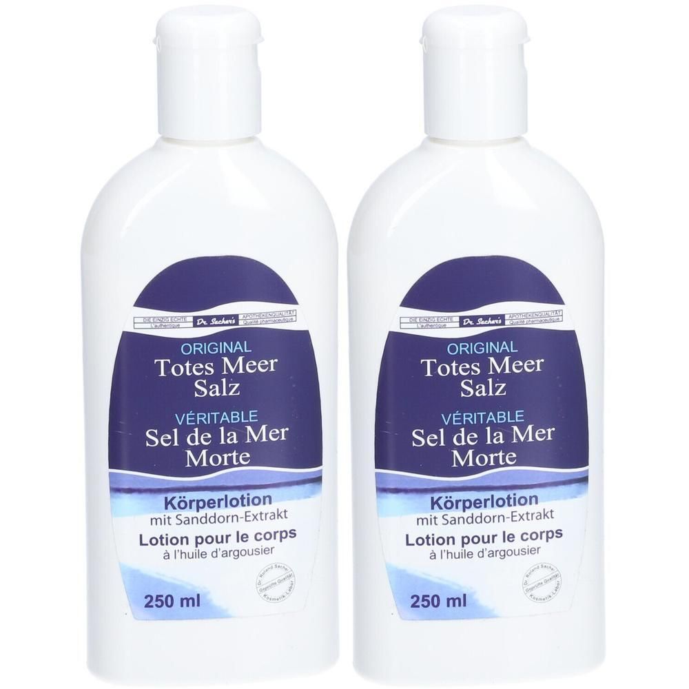 Zwei weiße Flaschen mit blauem Etikett. Aufschrift: ORIGINAL Totes Meer Salz, Körperlotion. 250 ml.