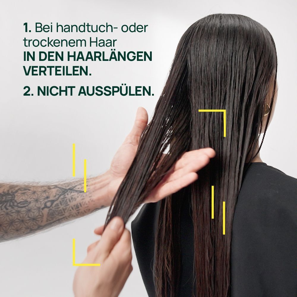 Hände verteilen Produkt in nassem Haar. Text: Bei handtuch- oder trockenem Haar verteilen. Nicht ausspülen. Hintergrund: Haare.
