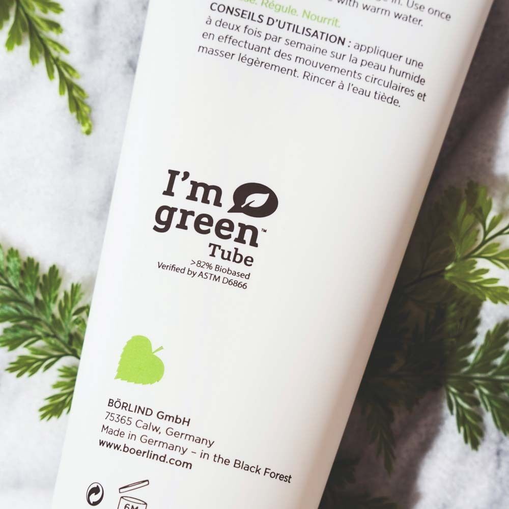 Detailansicht der Tube ANNEMARIE BÖRLIND Duschpeeling mit "I'm green" Tube-Siegel.