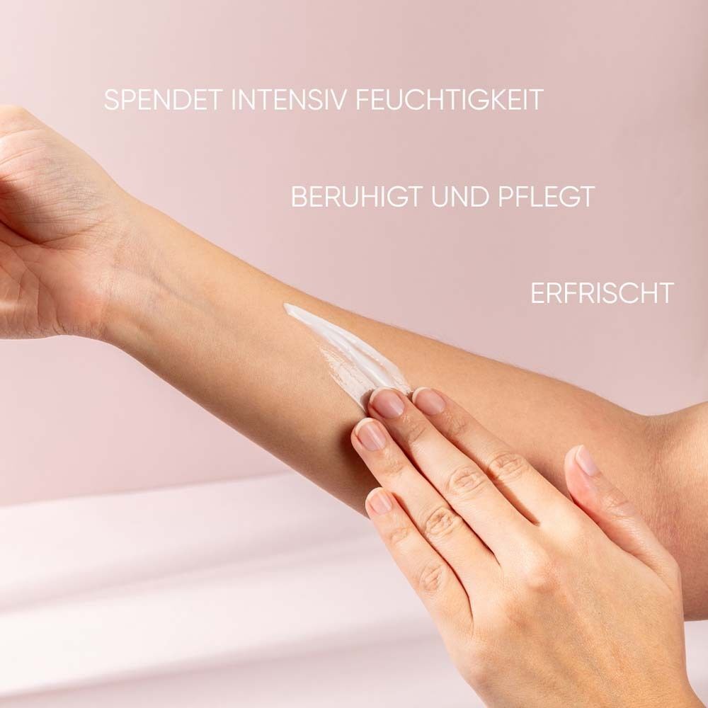 Arm mit aufgetragener Creme. Text: Spendet intensiv Feuchtigkeit, Beruhigt und pflegt, Erfrischt.