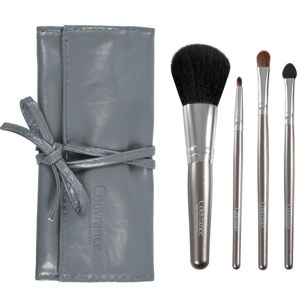 Graues Etui mit vier Make-up-Pinseln. Pinsel mit silbernen Griffen und schwarzen Borsten. Text: Couvrance.