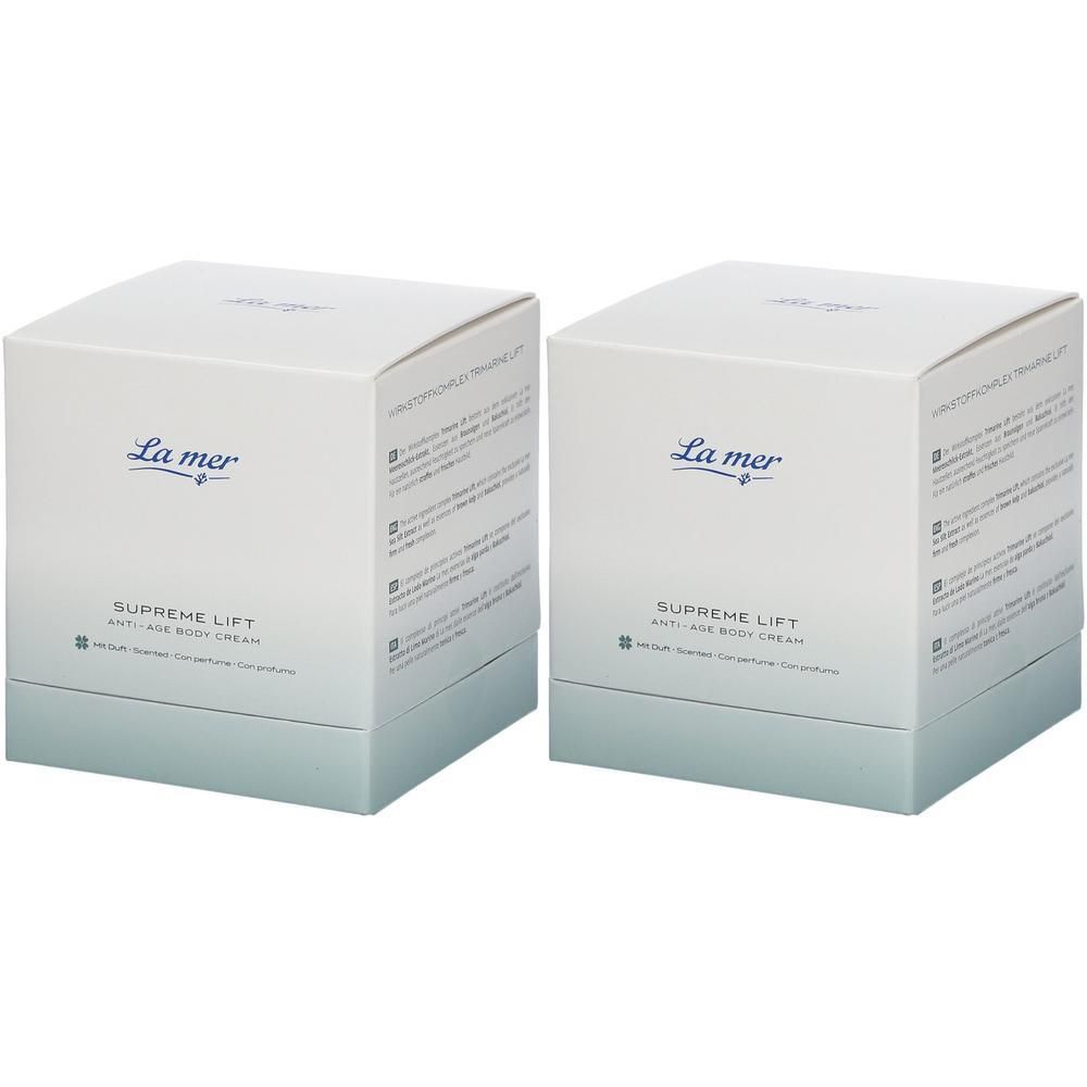 Zwei quadratische Kartons. Aufschrift "La mer" und "SUPREME LIFT ANTI-AGE BODY CREAM". Weiß mit hellblauem Sockel.