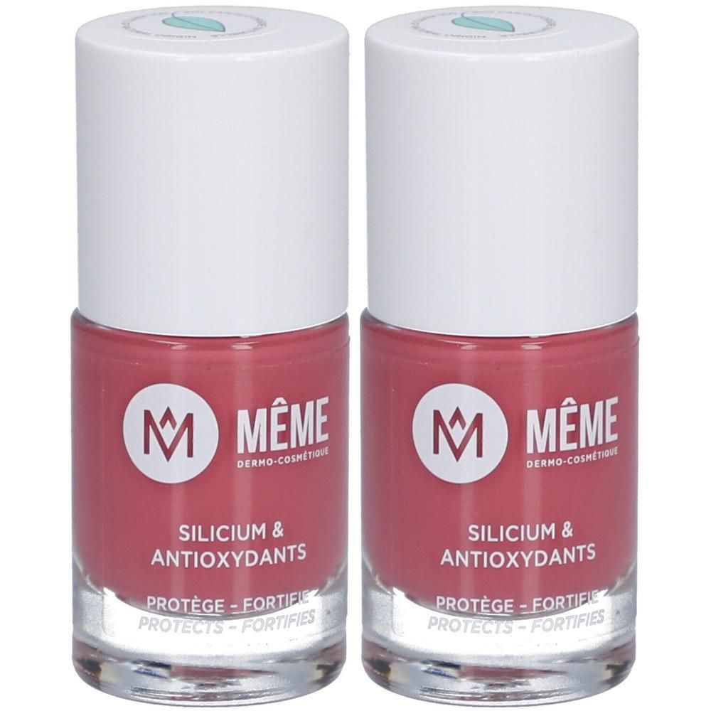 Zwei Flakons Nagellack, rosa Farbton. Weißer Deckel mit grünem Blatt. Aufschrift: MÊME, Silicium & Antioxidantien.