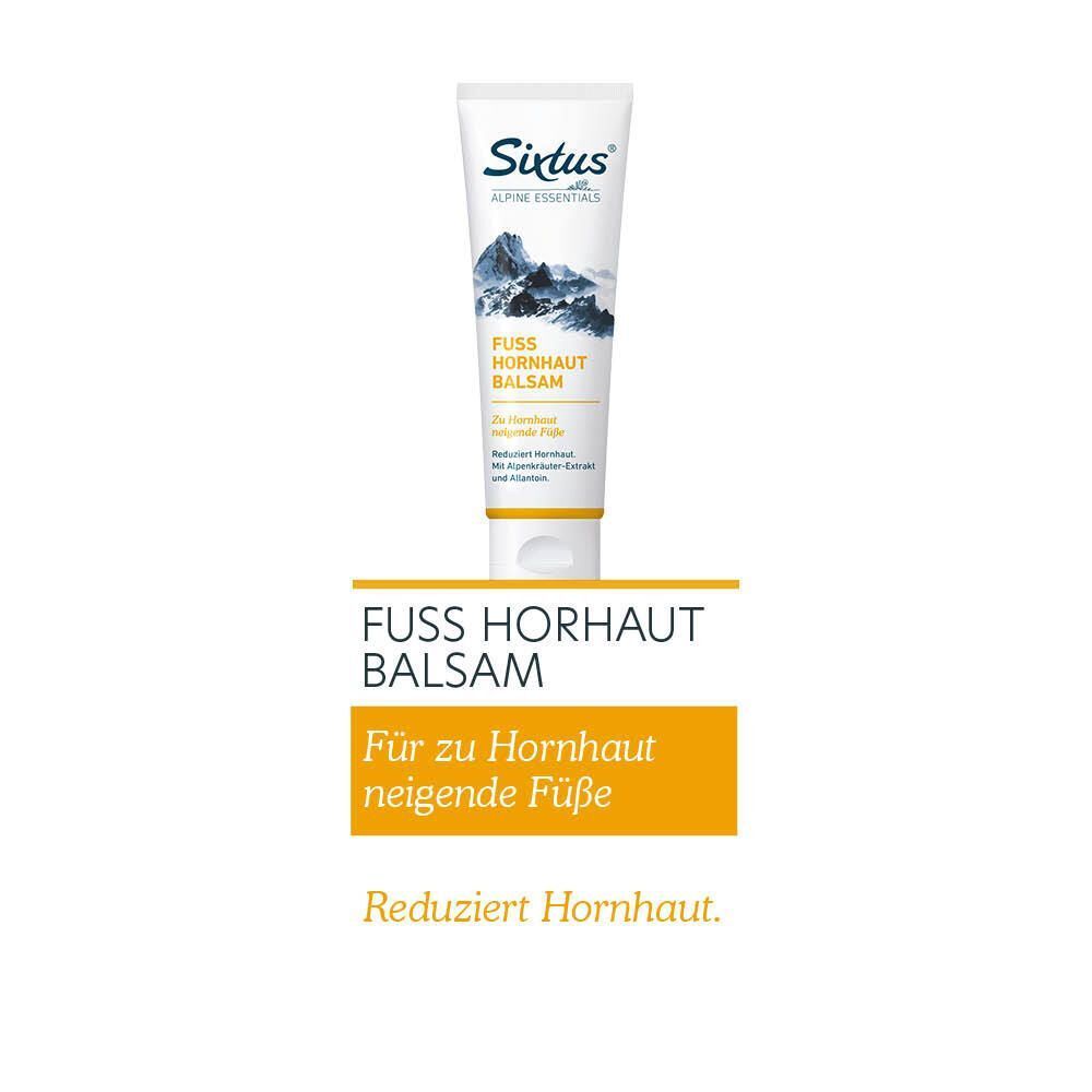 Eine Tube Fußbalsam. Weiße Tube mit blauem Logo und Bergmotiv. Text: "Sixtus", "Fuss Hornhaut Balsam". Gelber Balken mit Text.