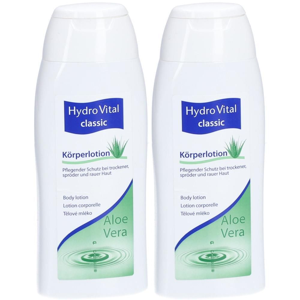 Zwei weiße Flaschen HYDROVITAL classic Körperlotion Aloe Vera. Blaue Etiketten mit Text und Aloe Vera-Grafik.