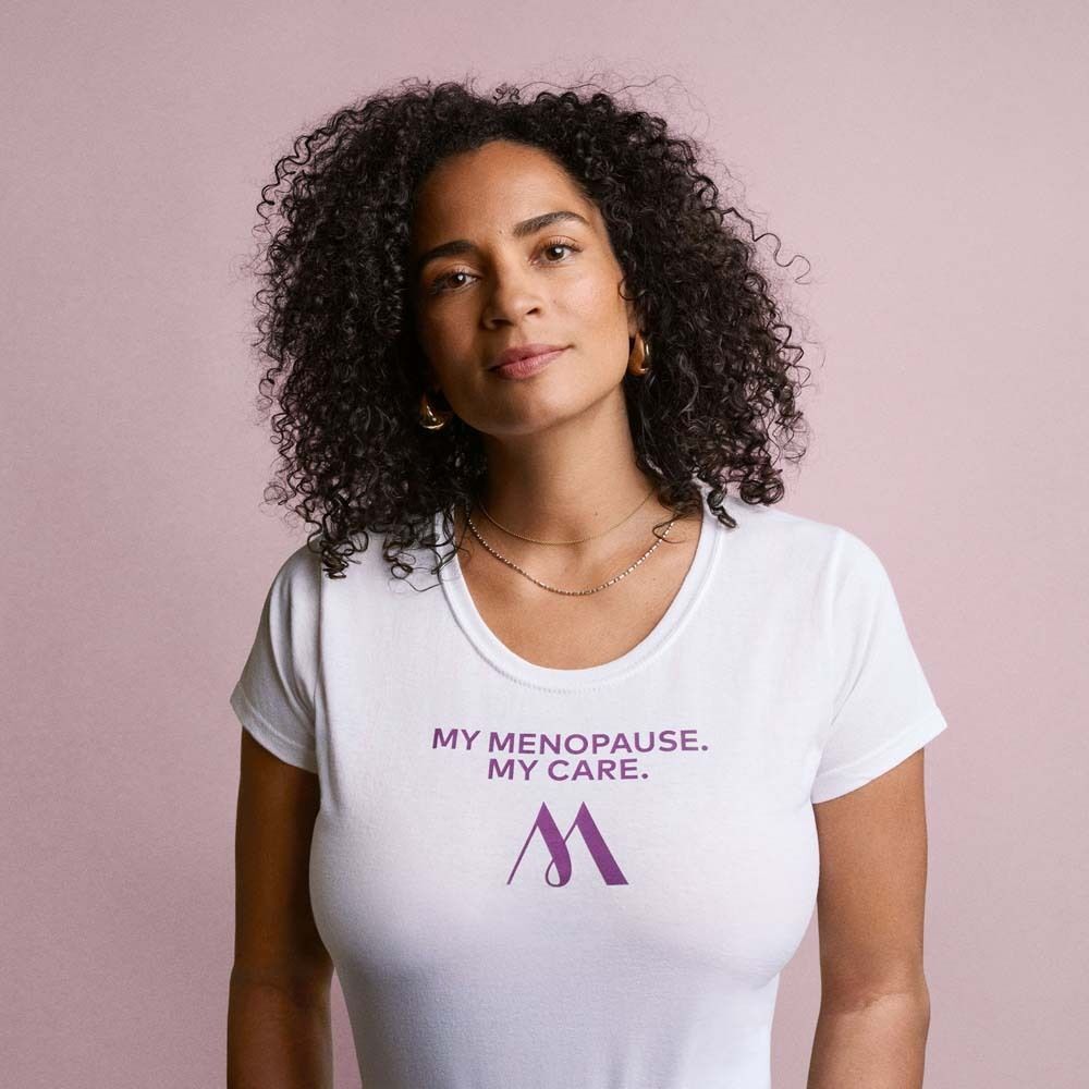 Frau mit weißem T-Shirt mit Text: MY MENOPAUSE. MY CARE. Lila Logo.