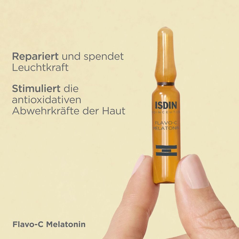 Hand hält eine Ampulle. Aufschrift: ISDIN. Text: Repariert und spendet Leuchtkraft. Stimuliert die antioxidativen Abwehrkräfte der Haut.