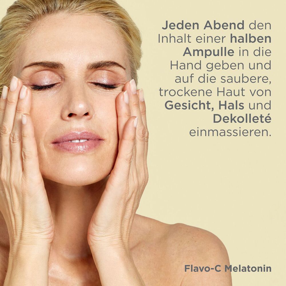 Frau massiert Gesicht. Text: Abends Inhalt einer Ampulle auf Gesicht, Hals und Dekolleté einmassieren.