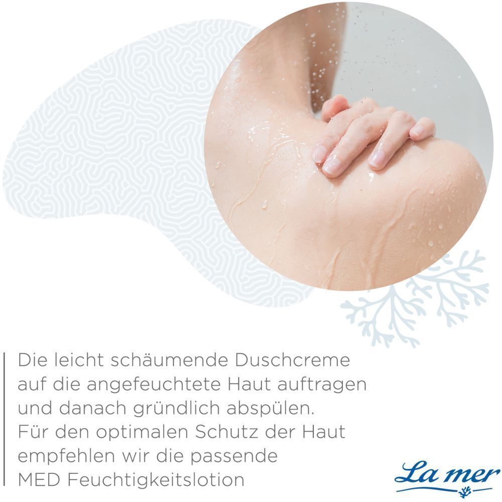 Person wäscht sich mit La mer MED Duschcreme. Text: Auf die angefeuchtete Haut auftragen und abspülen. Empfehlung: MED Feuchtigkeitslotion.