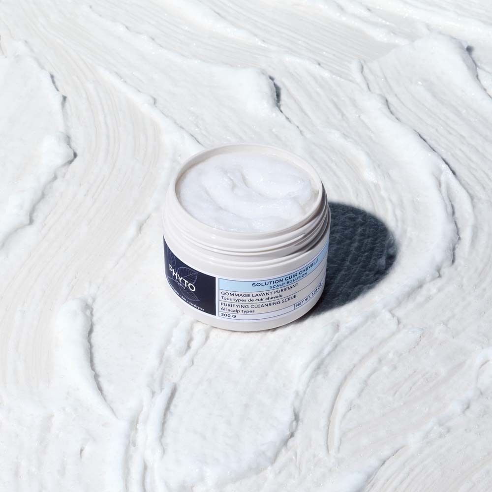 Geöffneter Tiegel PHYTO REINIGENDES Peeling auf weißem Untergrund. Produkttext auf Etikett sichtbar. Cremige Textur des Peelings.