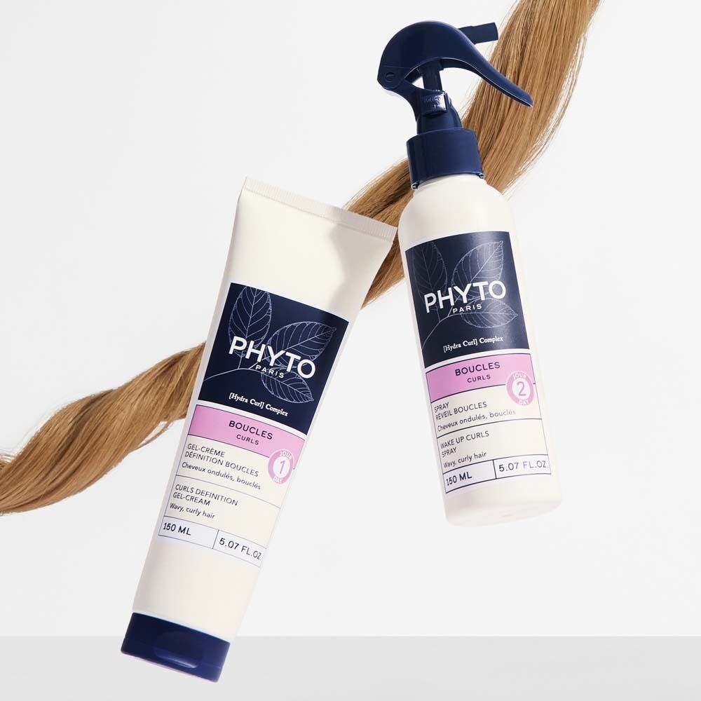 Eine Tube und eine Sprühflasche PHYTO PARIS Curls. Weiße Verpackung mit blauem Aufdruck. Text: Boucles Curls, 150 ml.