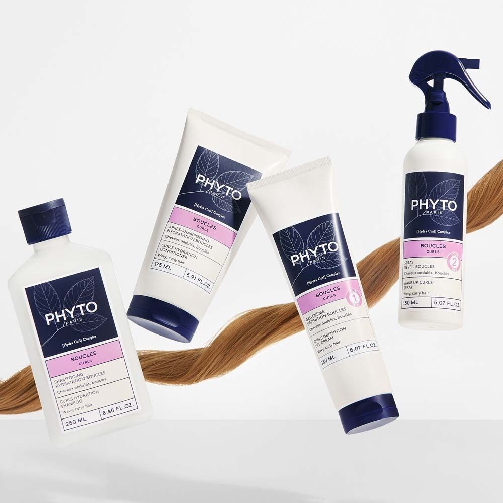 Vier Produkte PHYTO PARIS Curls. Flaschen und Tuben mit weißer Verpackung und blauem Aufdruck. Text: Boucles Curls.