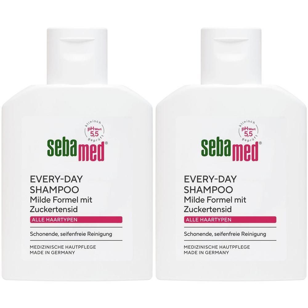 Zwei weiße Flaschen SEBAMED Shampoo. Aufschrift: EVERY-DAY SHAMPOO, milde Formel, für alle Haartypen. pH 5,5.