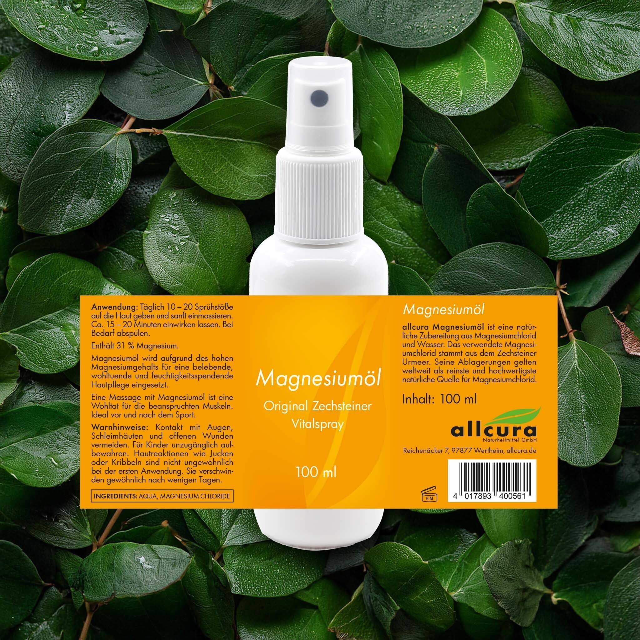 Weiße Sprühflasche mit gelbem Etikett. Aufschrift: Magnesiumöl, Original Zechsteiner Vitalspray, 100 ml. Umgeben von Blättern. Text auf Etikett.