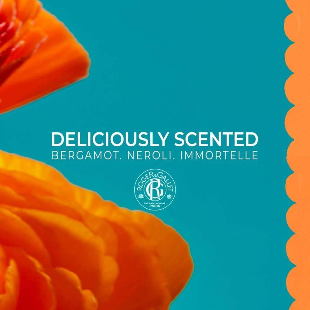 Nahaufnahme einer orangefarbenen Blume vor blauem Hintergrund. Text: 'DELICIOUSLY SCENTED' und 'ROGER & GALLET' Logo.