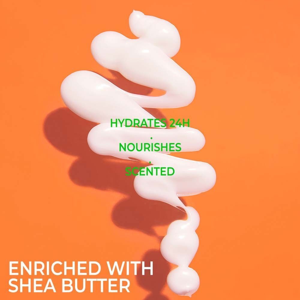 Weißes Produkt auf orangefarbenem Hintergrund. Text: 'HYDRATES 24H', 'NOURISHES', 'SCENTED' und 'ENRICHED WITH SHEA BUTTER'.