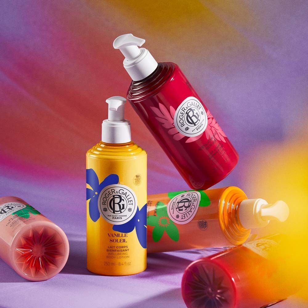 Mehrere Körperlotion-Flaschen in verschiedenen Farben. Logo 'ROGER & GALLET' auf jeder Flasche. Verschiedene Blütenmuster.