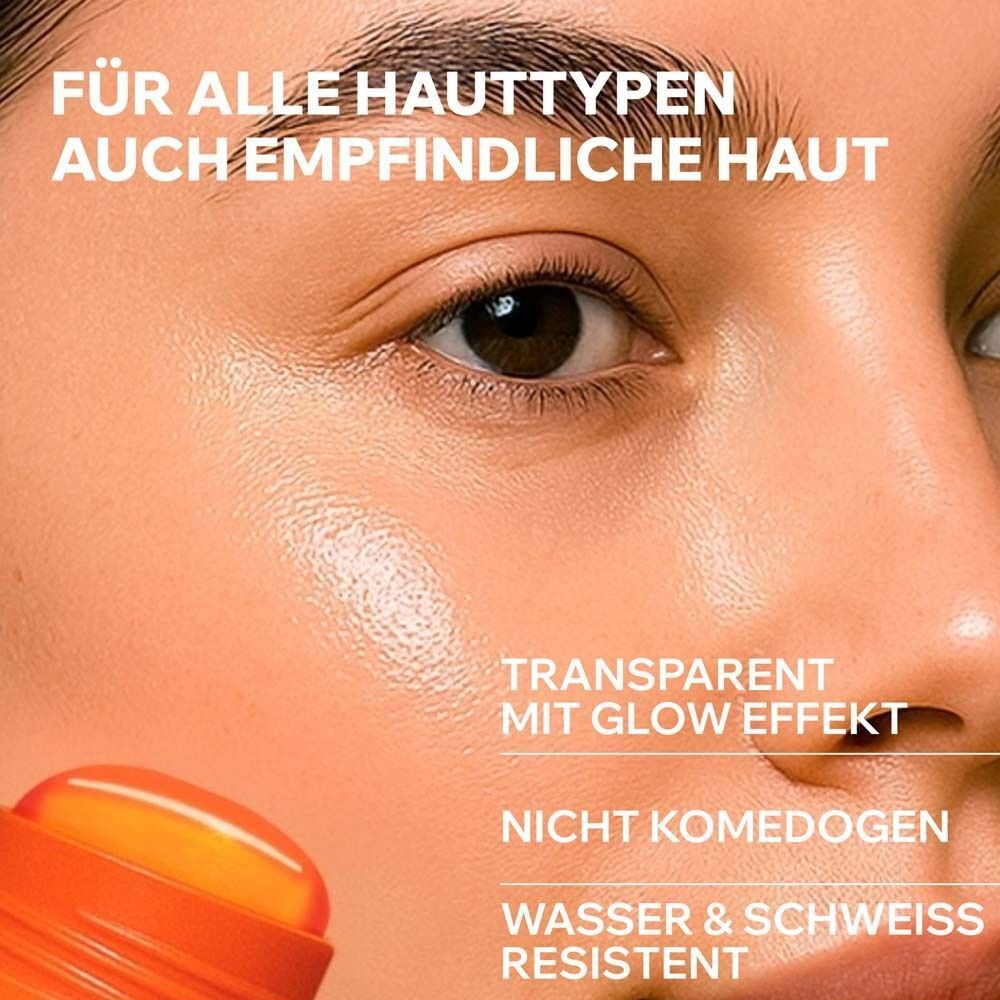 Nahaufnahme eines Gesichts. Der Sonnenschutzstift ist sichtbar. Text: Transparent mit Glow-Effekt, nicht komedogen.