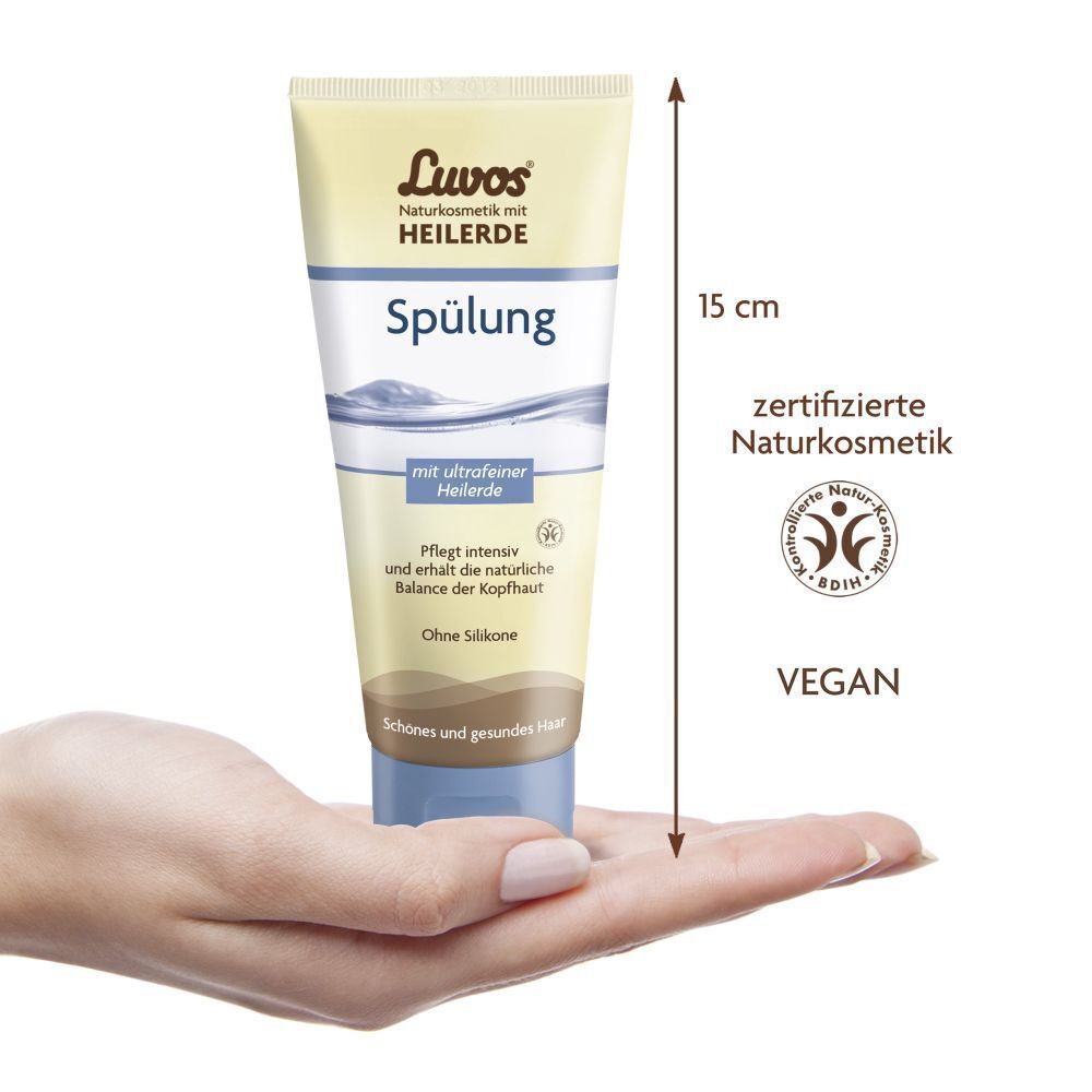 Eine Tube Luvos Spülung in Hand gehalten. 15 cm. Zertifizierte Naturkosmetik. Vegan-Siegel. Beige Tube mit blauem Verschluss.