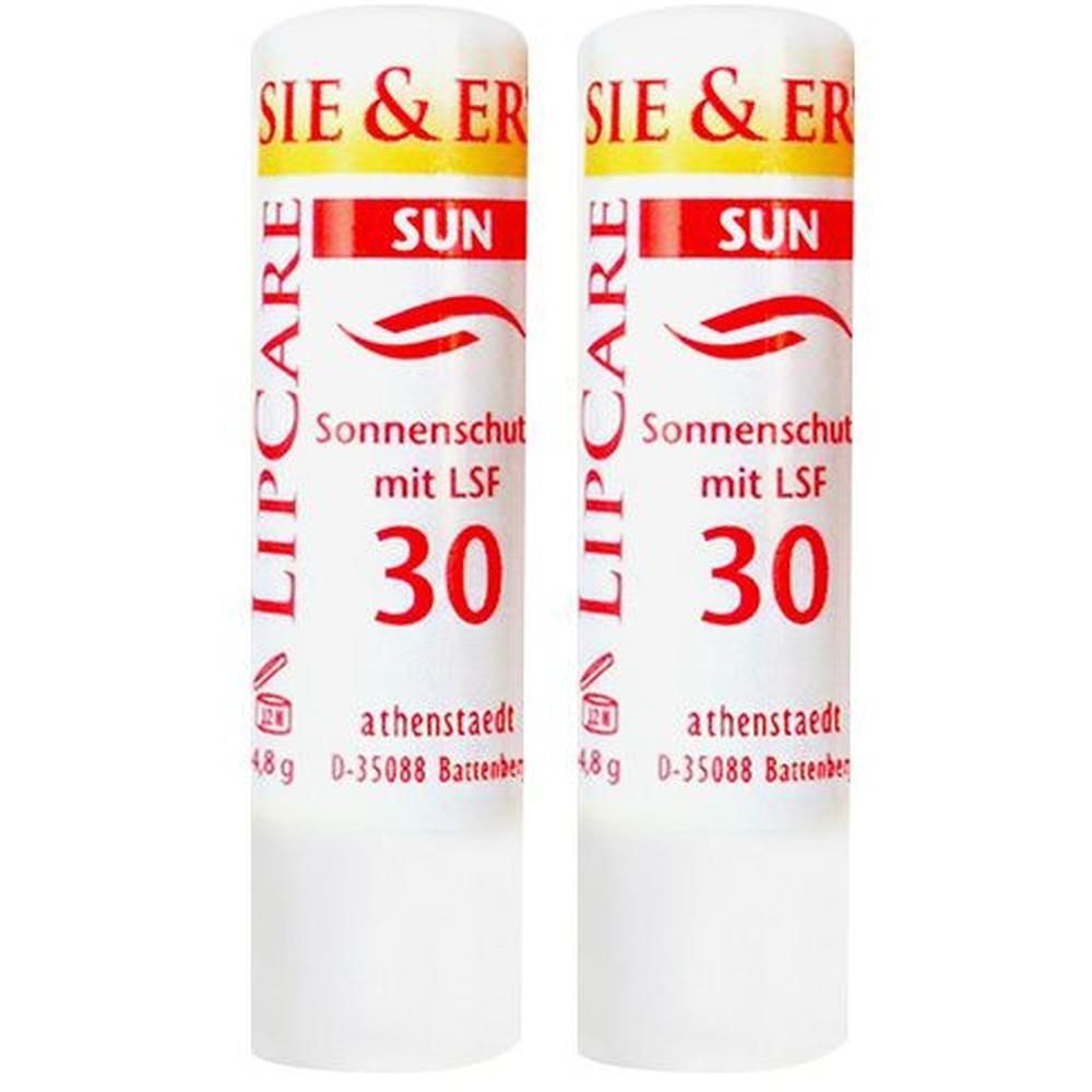 Zwei Lippenpflegestifte. Weiß mit roter und gelber Schrift. Aufschrift: SIE & ER SUN LIPCARE, Sonnenschutz mit LSF 30.