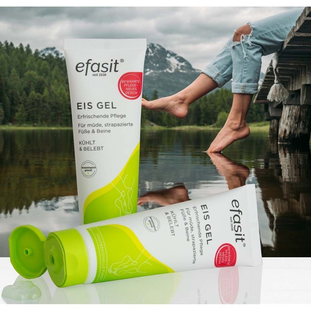 Zwei Tuben Eis Gel. Eine liegt, eine steht. Im Hintergrund: See, Berge, Person mit freiliegenden Füßen. Logo efasit.