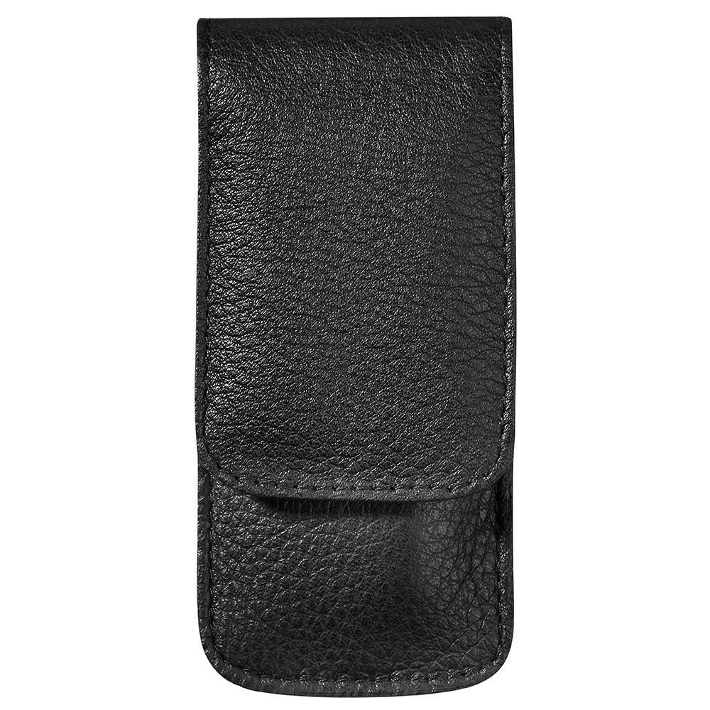 Schwarzes Pflege-Etui aus Leder. Geschlossen, rechteckig, mit Klappe und Druckknopf.