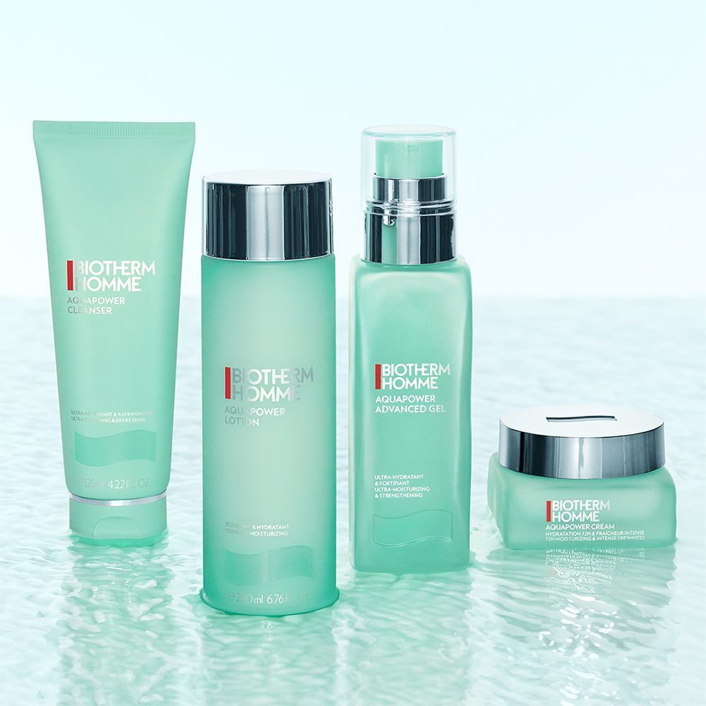 Vier Produkte auf einer Wasseroberfläche: "AQUAPOWER CLEANSER", "LOTION", "ADVANCED GEL" und "CREAM".
