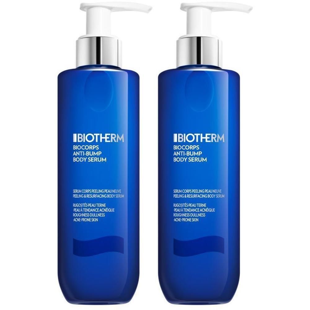 Zwei blaue Flaschen BIOTHERM Biocorps Anti-Bump Body Serum mit weißen Pumpaufsätzen. Produktetiketten sind sichtbar.