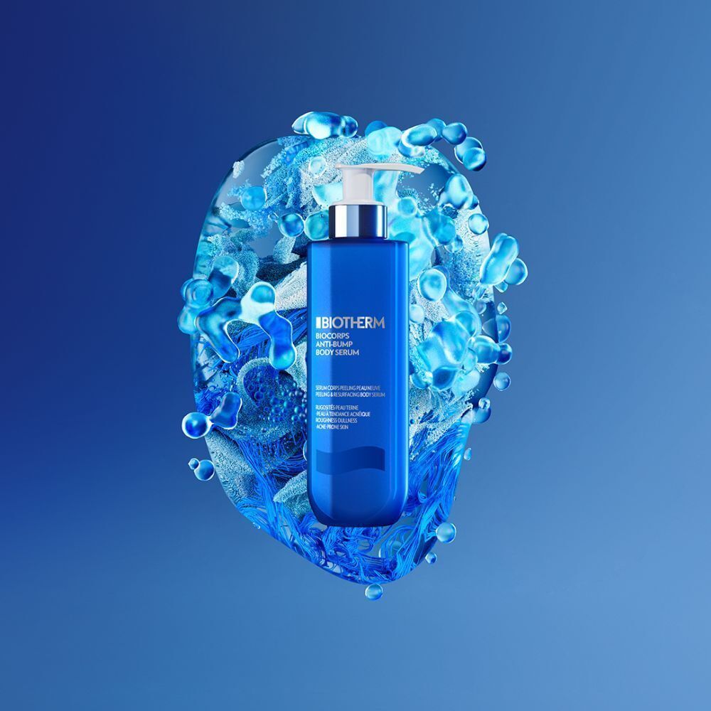 Eine blaue Flasche BIOTHERM Biocorps Anti-Bump Body Serum, umgeben von blauen Wasserelementen.