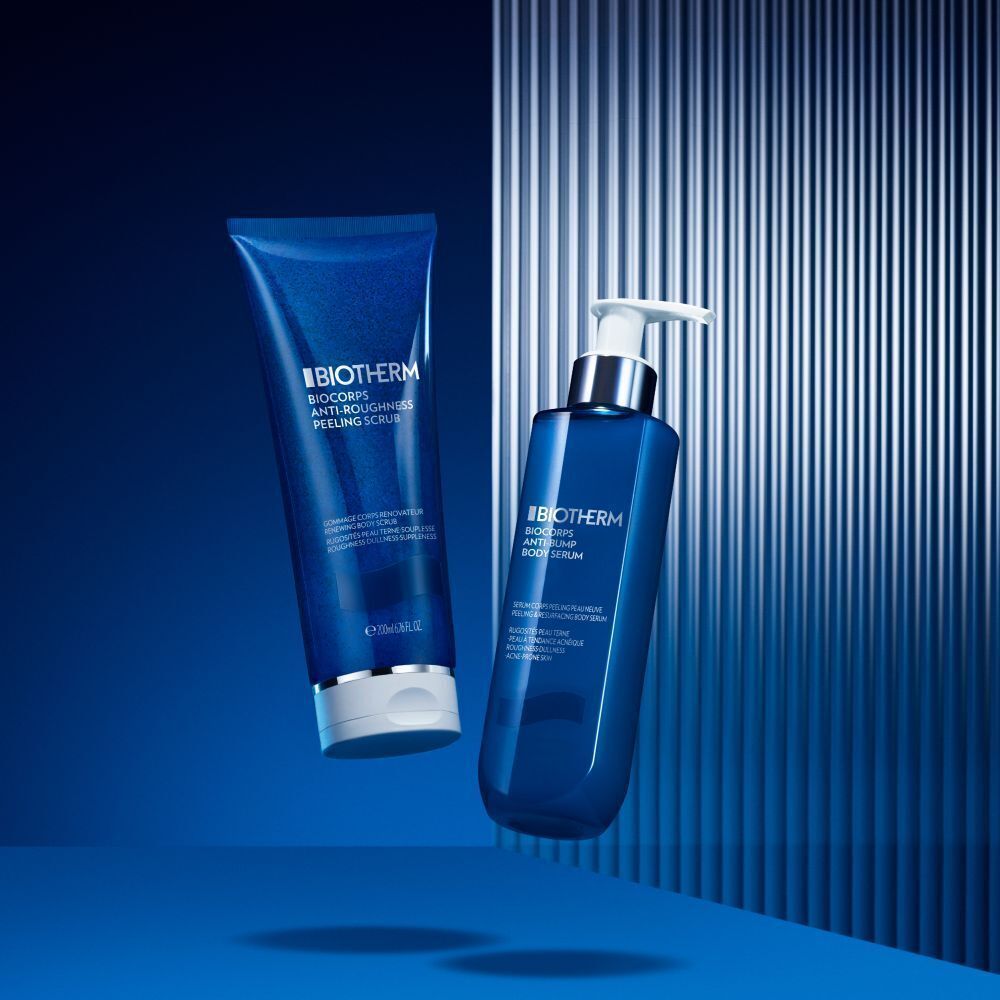 Zwei blaue Tuben und Flaschen. BIOTHERM Biocorps Anti-Bump Peeling Scrub und Body Serum. Beide Produkte sind sichtbar.