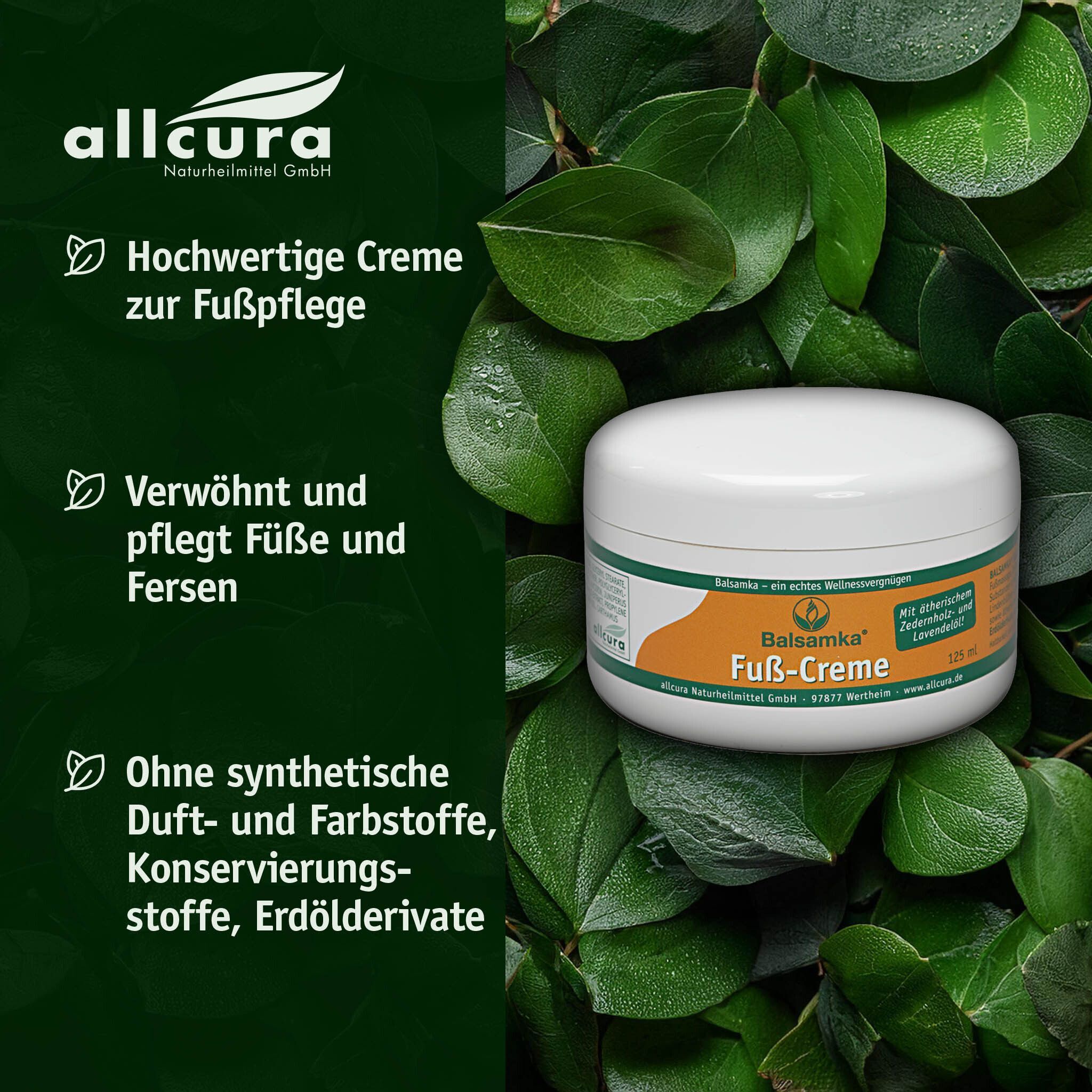 Weißer Tiegel mit Deckel, umgeben von Blättern. Aufschrift: Balsamka Fuß-Creme. Grün-orangefarbener Aufkleber. Text.