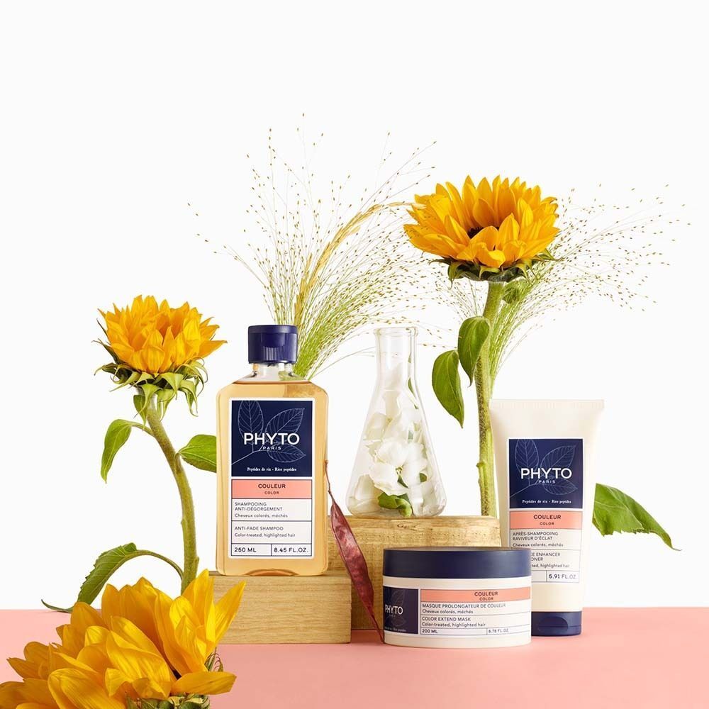 Produktreihe PHYTO PARIS mit Sonnenblumen. Flasche, Tiegel und Tube. Blau-weiß-rosa Etiketten. Text: COULEUR.