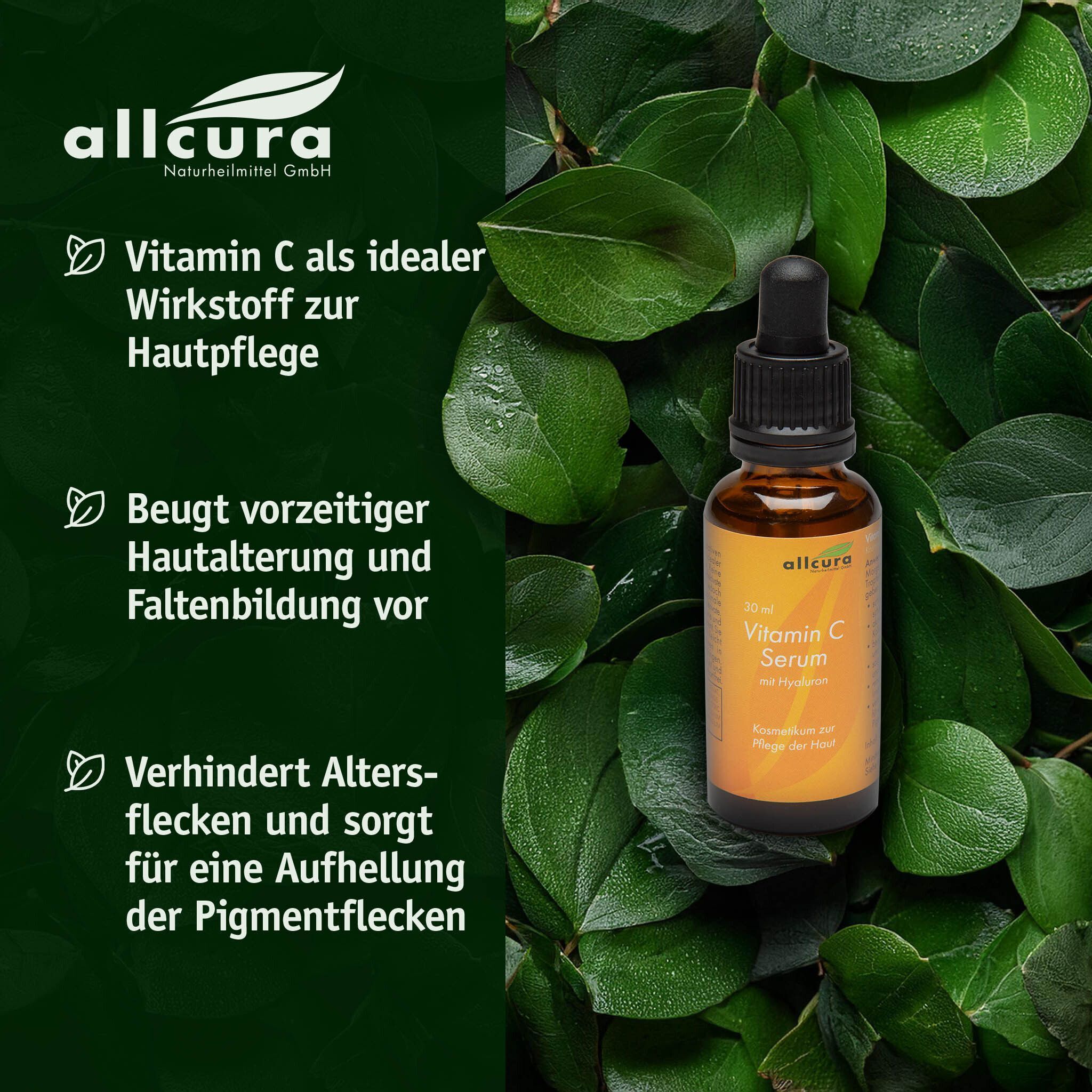 Eine Flasche Vitamin C Serum vor grünem Hintergrund. Braune Glasflasche mit schwarzem Deckel und Pipette. Orangefarbenes Etikett.