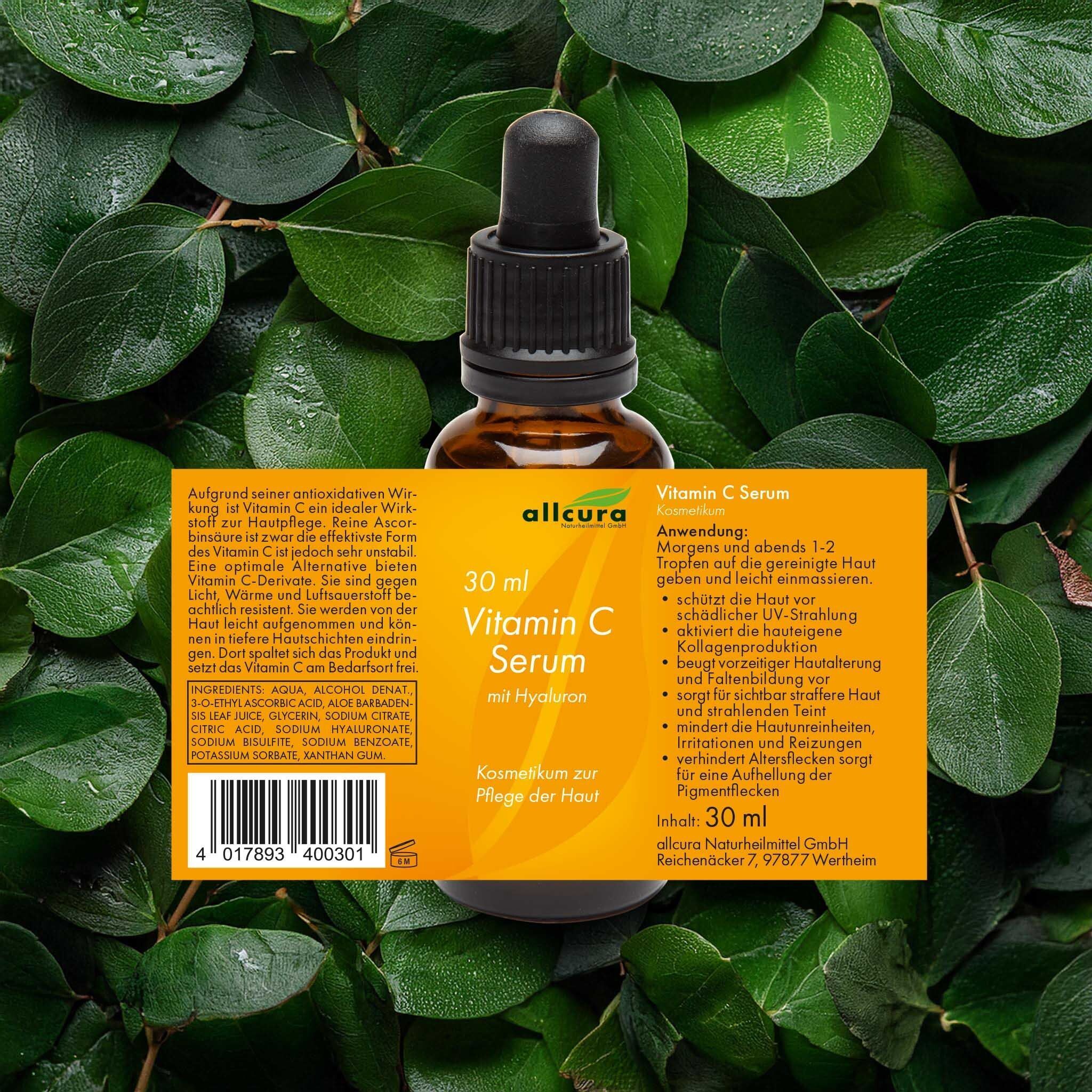 Vitamin C Serum Flasche mit Etikett vor grünem Hintergrund. Braune Glasflasche mit schwarzem Deckel und Pipette. Etikett mit Text.