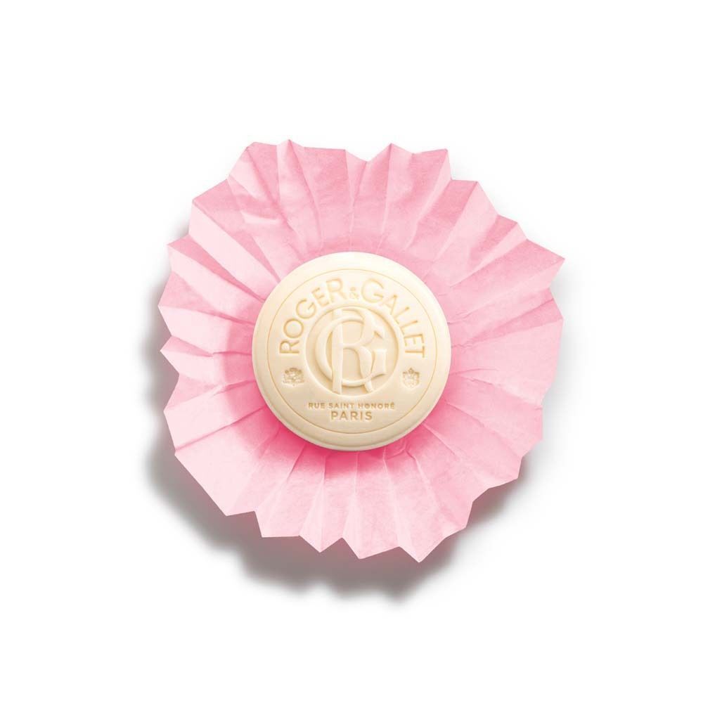 Runde, cremefarbene Seife in rosa Papierverpackung. Das Logo ROGER&GALLET ist auf der Seife sichtbar.
