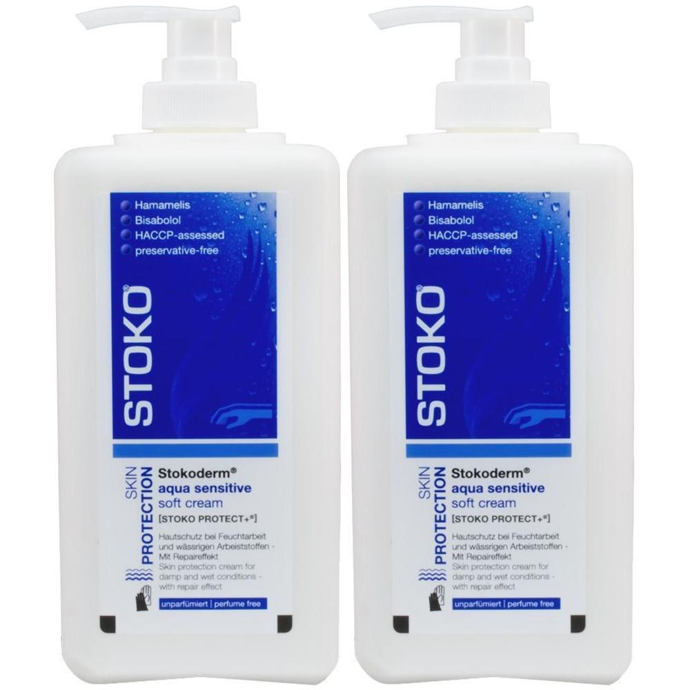 Zwei weiße Flaschen mit Pumpaufsatz. Blaue Etiketten mit Produktnamen Stokoderm aqua sensitive soft cream und STOKO-Logo.
