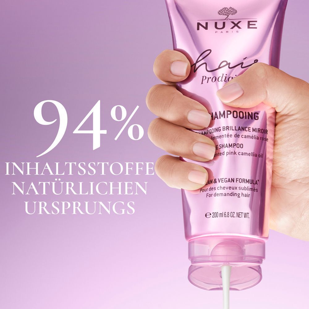 Hand hält Tube Shampoo. Aufschrift: NUXE, Hair Prodigieux, Shampooing, 94% Inhaltsstoffe natürlichen Ursprungs.
