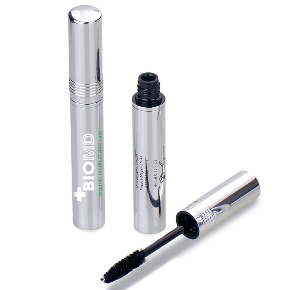 Silberne Mascarabürste mit geöffneter Hülse und Bürste. Text: BIOMD, 4 ml.