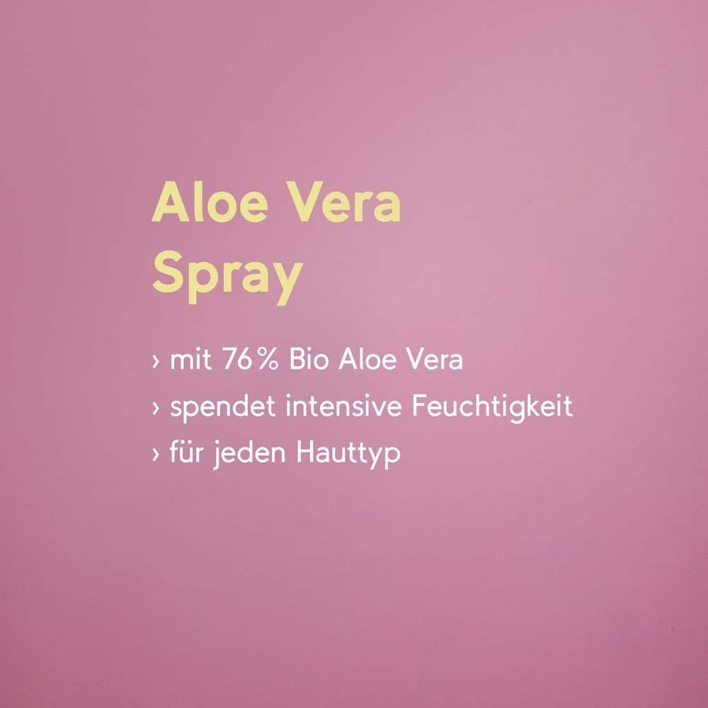 Text auf rosa Hintergrund: Aloe Vera Spray, mit 76% Bio Aloe Vera, spendet intensive Feuchtigkeit, für jeden Hauttyp.