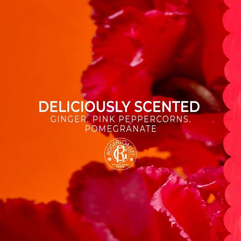 Nahaufnahme einer roten Blume mit Text: Deliciously Scented, Ginger, Pink Peppercorns, Pomegranate. Logo Roger & Gallet.