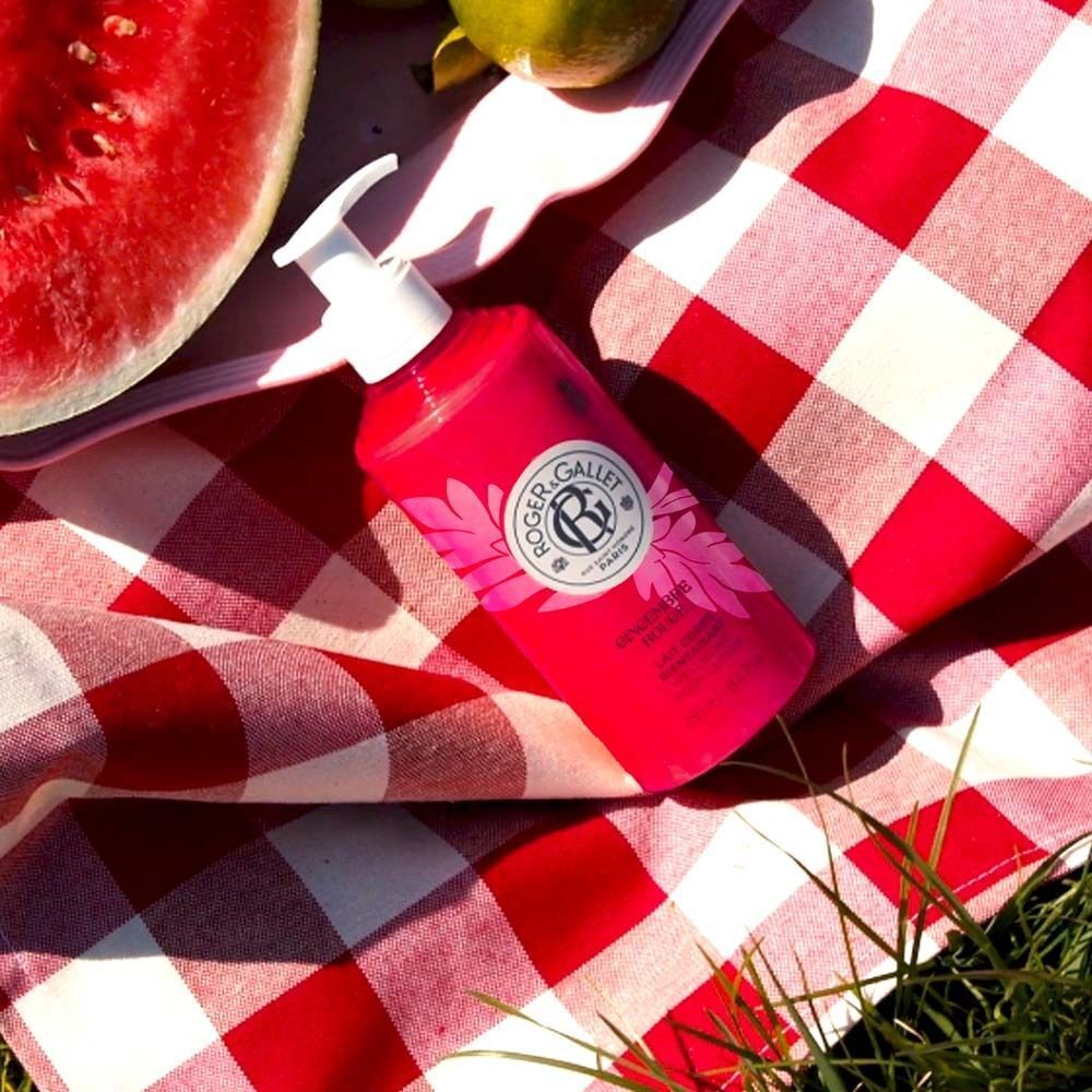 Rote Flasche auf rot-weiß karierter Decke. Logo Roger & Gallet. Aufschrift: Gingembre Rouge.
