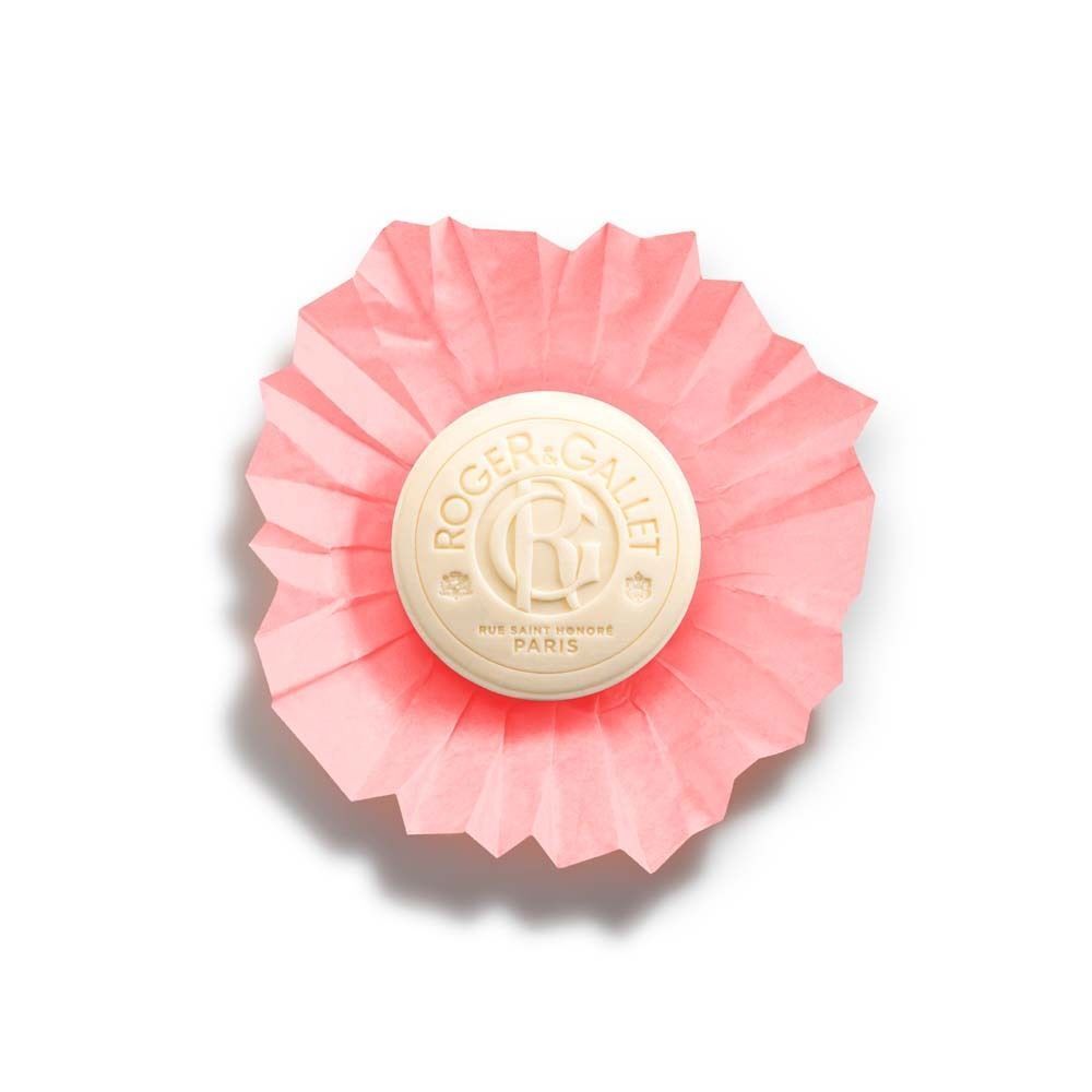 Runde Seife mit Logo und rosa Papierverpackung. Aufdruck: Roger & Gallet.